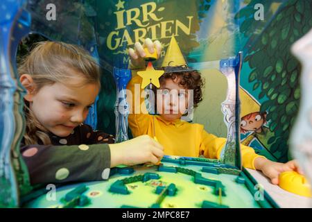 Norimberga, Germania. 31st Jan, 2023. Juna e Aaron giocano al gioco 'Maze of the Magicians' di Schmidt Spiele durante lo spettacolo di novità Spielwarenmesse. Il 72nd Spielwarenmesse si svolge dal 1 al 5 febbraio 2023. Credit: Daniel Karmann/dpa/Alamy Live News Foto Stock