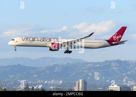 Atterraggio dell'aeromobile Virgin Atlantic Airbus A350-1000. Aereo A35X di Virgin Atlantic Airways in volo. Foto Stock