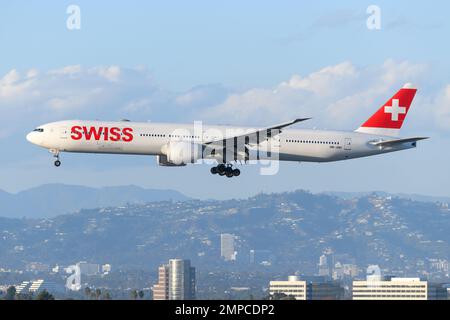 Atterraggio di Swiss Airlines Boeing 777. Aereo 777-300ER di Swiss Air Lines in volo. Foto Stock