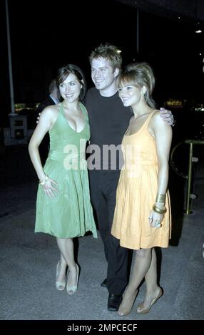 L'attore del badboy EastEnders Robert Kazinsky (Sean Slater), l'attrice della ragazza Hollyoaks Jennifer Biddall e l'attrice Eastenders Kara Tointon (Dawn Swann) posano per i fotografi alla festa di compleanno di Barbara Windsor del 70th al Royal Garden Hotel. Londra, Regno Unito. 8/5/07. Foto Stock