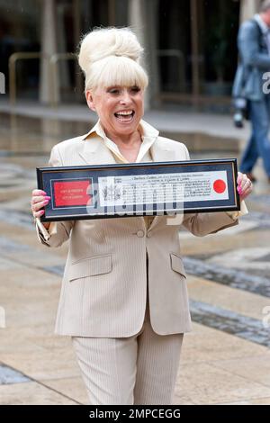 L'attrice Barbara Windsor sfida la pioggia per mostrare il suo premio dopo aver ottenuto la "libertà della città di Londra". Guildhall, Londra, Regno Unito. 8/4/10. . Foto Stock