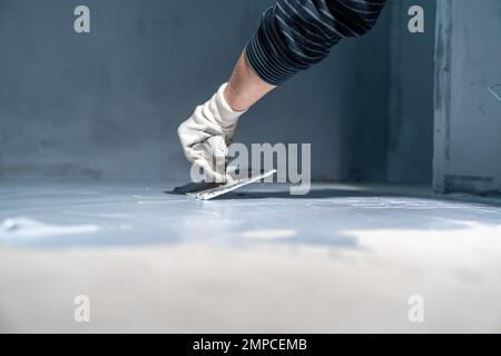 impermeabilizzazione del pavimento del bagno in un nuovo edificio Foto Stock