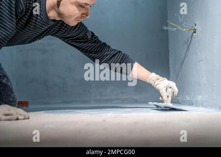 impermeabilizzazione del pavimento del bagno in un nuovo edificio Foto Stock