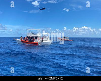 Gli equipaggi delle forze dell'ordine della Guardia costiera salvano le persone da un cabinato da 40 piedi non sicuro e sovraccaricato a circa 20 miglia da Boca Raton, Florida, 12 ottobre 2022. La popolazione è stata trasferita alle autorità delle Bahamas, il 16 ottobre 2022. Foto Stock