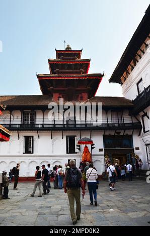 Antico edificio di architettura nepalese e antiche rovine nepalese Nasal Chok Hanuman Dhoka Palazzo reale a Basantapur Katmandu per i viaggiatori t Foto Stock