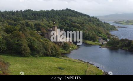 Una vista panoramica del Castello e dei Giardini di Dunvegan sulla costa sotto il cielo nuvoloso, la Scozia Foto Stock