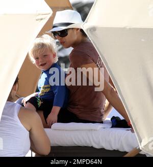 Sharlely Becker gioca nella sabbia con suo figlio Amadeus. Il tot avventuroso ha quasi preso un tumble fuori di un tavolo nella sabbia ma è stato tutto sorrisi dopo. Miami Beach, Florida. 26th dicembre 2011. Foto Stock