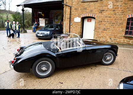 Primo incontro di auto classica presso la fabbrica di birra Hook Norton, Oxfordshire, Inghilterra uk.2023 Foto Stock