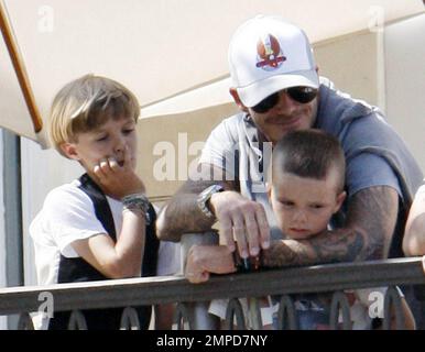 Il calciatore David Beckham, moglie Victoria e i loro tre figli Brooklyn, 11, Romeo, 8, e Cruz, 5:00, guarda un concerto gratuito dei Jonas Brothers da un balcone presso il centro commerciale all'aperto Grove. La famiglia amava rimaneva vicina l'una all'altra mentre si godeva la giornata. Los Angeles, California. 05/15/10. Foto Stock