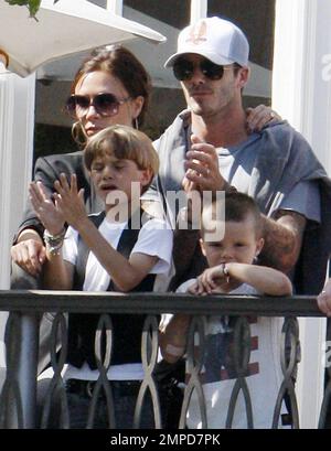 Il calciatore David Beckham, moglie Victoria e i loro tre figli Brooklyn, 11, Romeo, 8, e Cruz, 5:00, guarda un concerto gratuito dei Jonas Brothers da un balcone presso il centro commerciale all'aperto Grove. La famiglia amava rimaneva vicina l'una all'altra mentre si godeva la giornata. Los Angeles, California. 05/15/10. Foto Stock