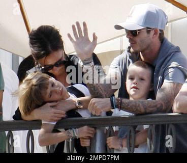 Il calciatore David Beckham, moglie Victoria e i loro tre figli Brooklyn, 11, Romeo, 8, e Cruz, 5:00, guarda un concerto gratuito dei Jonas Brothers da un balcone presso il centro commerciale all'aperto Grove. La famiglia amava rimaneva vicina l'una all'altra mentre si godeva la giornata. Los Angeles, California. 05/15/10. Foto Stock