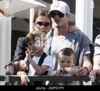 Il calciatore David Beckham, moglie Victoria e i loro tre figli Brooklyn, 11, Romeo, 8, e Cruz, 5:00, guarda un concerto gratuito dei Jonas Brothers da un balcone presso il centro commerciale all'aperto Grove. La famiglia amava rimaneva vicina l'una all'altra mentre si godeva la giornata. Los Angeles, California. 05/15/10. Foto Stock