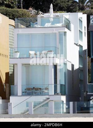 Qui ci sono vedute esterne della lussuosa casa fronte spiaggia di Santa Monica dove i Beckham hanno trascorso un weekend pieno di sole con i pals. La casa di sogno bianca a tre piani da $5 milioni di dollari era il luogo perfetto per David, Victoria e i loro figli per rilassarsi e giocare senza spendere più della loro fortuna. I Beckham hanno recentemente tagliato i loro outgoings liberando parecchi membri del loro personale. Il gruppo, che comprendeva Gordon Ramsay, sua moglie Tana e i loro figli, fu visto rilassarsi su uno dei tre balconi della casa, dove Victoria sorsegse del vino, si abbronzò e fumò un sigaro. L'acqua soleggiata Foto Stock