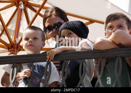 Il calciatore David Beckham e la moglie, ex ragazza delle spezie Victoria Beckham appendono fuori con i loro tre figli Brooklyn, 11, Romeo, 8 e Cruz, 5, presso il centro commerciale all'aperto The Grove per assistere a un concerto gratuito dei Jonas Brothers. La famiglia guardava da un balcone e restava vicina da una ringhiera. Victoria ha avuto un momento tranquillo con Brooklyn che non sembrava godere il concerto tanto quanto i suoi fratelli, mentre David ha lasciato Cruz sedersi sulle sue spalle. Kevin, Joe e Nick Jonas dei Jonas Brothers, che di recente hanno finito di filmare un nuovo video musicale, hanno suonato il loro concerto pomeridiano presso una folla di scr Foto Stock