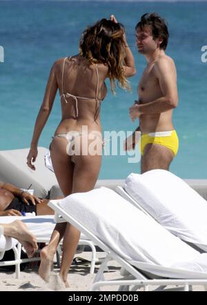 La bambina bikini Belen Rodriguez sfoca la sua incredibile figura mentre si rilassa con un gruppo di amici femminili sull'oceano a South Beach. Durante il giorno, la modella argentina girò l'attrice scambiò un bikini rosa per un bikini dalle tonalità della pelle che a malapena conteneva le sue curve. Belen che ha avuto una serie di famosi boyfriends, tra cui calciatori, sta attualmente datando la personalità televisiva italiana Fabrizio Corona. Miami, Florida. 3/6/10. Foto Stock