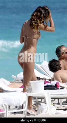 La bambina bikini Belen Rodriguez sfoca la sua incredibile figura mentre si rilassa con un gruppo di amici femminili sull'oceano a South Beach. Durante il giorno, la modella argentina girò l'attrice scambiò un bikini rosa per un bikini dalle tonalità della pelle che a malapena conteneva le sue curve. Belen che ha avuto una serie di famosi boyfriends, tra cui calciatori, sta attualmente datando la personalità televisiva italiana Fabrizio Corona. Miami, Florida. 3/6/10. Foto Stock
