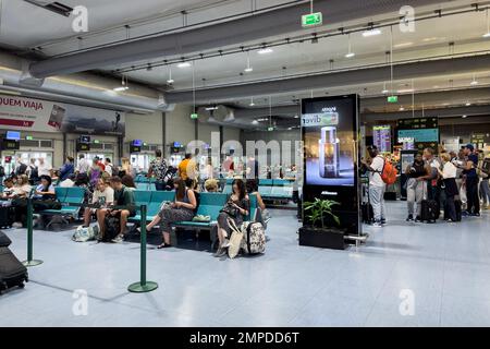 Passeggeri che camminano all'interno dell'aeroporto internazionale Foto Stock