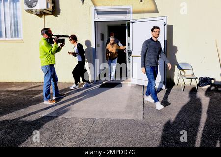 A sinistra, Vincenzo Vitiello Training Support Specialist, assegnato al 7th Army Training Command, filma l'addestramento alla procedura di evacuazione al personale AFSB, come parte della settimana di prevenzione degli incendi. Camp Darby, DEPOT, Italia, 13 ottobre 2022. Foto Stock