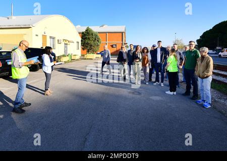 A sinistra, Marco Ruberti, Safety Specialist e Lucia Gullo, Safety Technician, assegnati al Battaglione di supporto sul campo dell'esercito – Africa, 405th Brigata di supporto sul campo dell'esercito – Europa e Africa, hanno fatto una breve sessione di formazione per il personale dell'AFSB durante le procedure di evacuazione, come parte della settimana di prevenzione degli incendi. Camp Darby, DEPOT, Italia, 13 ottobre 2022. Foto Stock