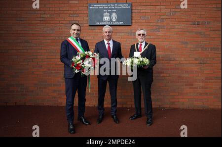 (Da sinistra a destra) il sindaco di Torino Stefano lo Russo, il Liverpool FC e l'ex giocatrice della Juventus Ian Rush e il sindaco del Liverpool Cllr Roy Gladden hanno deposto una corona alla lapide commemorativa Heysel presso lo stadio Anfield del Liverpool FC, In memoria dei 39 tifosi di calcio che hanno perso la vita nel disastro Heysel Stadium 1985. Data immagine: Martedì 31 gennaio 2023. Foto Stock