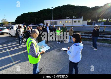 A sinistra, Marco Ruberti, Safety Specialist e Lucia Gullo, Safety Technician, assegnati al Battaglione di supporto sul campo dell'esercito – Africa, 405th Brigata di supporto sul campo dell'esercito – Europa e Africa, hanno fatto una breve sessione di formazione per il personale dell'AFSB durante le procedure di evacuazione, come parte della settimana di prevenzione degli incendi. Camp Darby, DEPOT, Italia, 13 ottobre 2022. Foto Stock