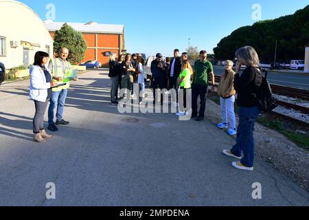 A sinistra, Lucia Gullo Safety Technician e Marco Ruberti Safety Specialist, assegnati al Battaglione di supporto sul campo dell'esercito – Africa, 405th Brigata di supporto sul campo dell'esercito – Europa e Africa, istruire il personale AFSB durante la formazione sulle procedure di evacuazione, come parte della settimana di prevenzione degli incendi. Camp Darby, DEPOT, Italia, 13 ottobre 2022. Foto Stock