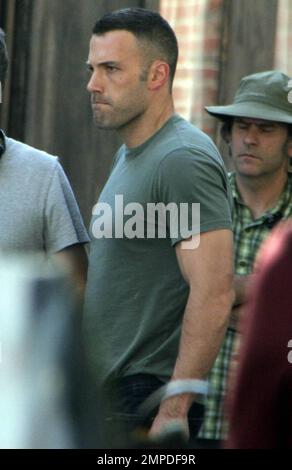 Ben Affleck filma una scena per la città in Harvard Square. Affleck, 37 anni, aveva un nuovo taglio più corto che mostrava alcuni peli grigi. Anche sul set erano co-star tra cui Jeremy Renner. Boston, ma. 9/15/09. Foto Stock