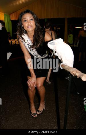 Miss USA Rachel Smith arriva al 11th° annuale Best Buddies Gala e fa amicizia con alcuni animali selvatici locali. Il Gala, che sostiene le persone con disabilità intellettuali in tutto il mondo, è una serata indimenticabile di donazione, amicizia e divertimento al Bicentennial Park di Miami. Il tema di quest'anno, un Carnevale Brasiliano, dimostra la portata internazionale dei migliori amici e offre una celebrazione dell'arte e della cultura brasiliana. Miami, Florida. 12/01/07. Foto Stock