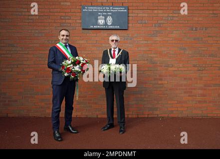 Il sindaco di Torino Stefano lo Russo e il sindaco di Liverpool Cllr Roy Gladden hanno deposto una corona alla lapide commemorativa Heysel nello stadio Anfield del Liverpool FC, in memoria dei 39 tifosi di calcio che hanno perso la vita nel disastro dello stadio Heysel del 1985. Data immagine: Martedì 31 gennaio 2023. Foto Stock