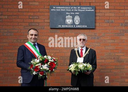 Il sindaco di Torino Stefano lo Russo e il sindaco di Liverpool Cllr Roy Gladden hanno deposto una corona alla lapide commemorativa Heysel nello stadio Anfield del Liverpool FC, in memoria dei 39 tifosi di calcio che hanno perso la vita nel disastro dello stadio Heysel del 1985. Data immagine: Martedì 31 gennaio 2023. Foto Stock