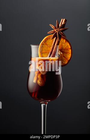 Cocktail russo bianco guarnito con cannella, anice e fetta di arancia secca. Foto Stock