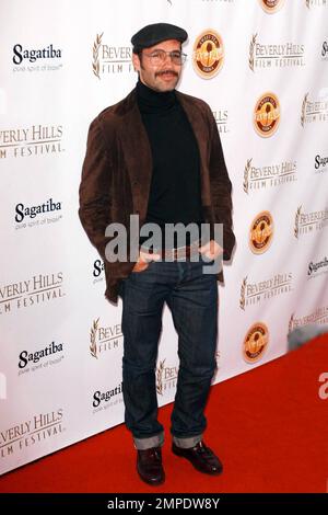 L'attore Billy Zane è quasi irriconoscibile con i suoi baffi e cappello mentre arriva alla prima mondiale di "come buono come morto" al 10th° Festival annuale del Cinema di Beverly Hills al Clarity Theater. Los Angeles, California. 04/14/10. Foto Stock