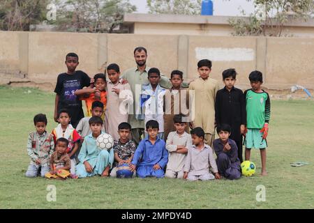 Karachi Pakistan 2019, un gruppo di squadre di calcio per bambini fotografa la domenica mattina nel campo di calcio, bambini asiatici, sport locali, calcio in pakistan Foto Stock