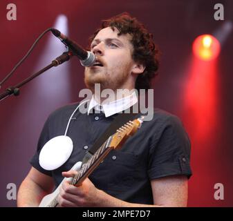 Il gruppo di musica elettronica Metronomy si esibisce dal vivo sul palco durante il terzo giorno del Big Chill Festival 2010 che si tiene presso l'Eastnor Castle Deer Park vicino a Ledbury. Il festival che vanta di essere più di un festival musicale, ma uno stile di vita, è un incontro annuale per alternative, danza, musica chill-out e commedia. Herefordshire, Regno Unito. 08/07/10. Foto Stock