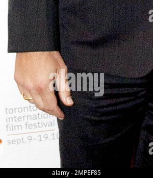 L'attore Javier Bardem mostra il suo anello di nozze come arriva al Winter Garden Theatre per la prima di 'Biutiful' durante il Toronto International Film Festival 2010. Bardem mer Fellow Spanish Oscar vincitrice ragazza attrice Penlope Cruz questo scorso luglio in un'intima cerimonia delle Bahamas. Toronto, ONTARIO. 09/10/10. . Foto Stock