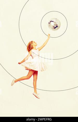 Creative minimalistic foto collage immagine grafica poster cartolina di bella donna tenere discoball isolato su sfondo dipinto di bianco Foto Stock