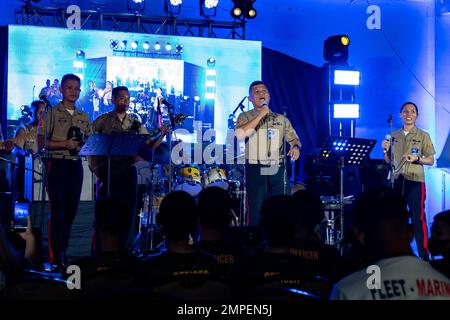 221013-N-DB724-2185 CEBU, Filippine (ott 13, 2022) i Marines, assegnati alla Philippine Marine Corps Band, si esibiscono al SM Seaside City Cebu Mall durante l'esercizio Sama-Lumbas 2022 a Cebu, Filippine, ottobre 13. Sama Sama-Lumbas è un esercizio multilaterale e comprende forze provenienti da Filippine, Stati Uniti, Australia, Francia, Giappone, E il Regno Unito ha progettato di promuovere la cooperazione regionale in materia di sicurezza, mantenere e rafforzare i partenariati marittimi e migliorare l'interoperabilità marittima. Foto Stock