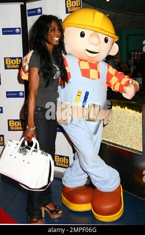 Sinitta arriva alla prima di "Bob The Builder: La leggenda del martello d'oro" tenutasi a Vue Cinema Leicester Square. Il film è l'ultima impresa nel franchise Bob The Builder, che ha trovato popolarità in tutto il mondo da quando ha colpito per la prima volta schermi televisivi nel Regno Unito nel 1999 come uno spettacolo televisivo stop motion. Londra, Regno Unito. 05/15/10. Foto Stock