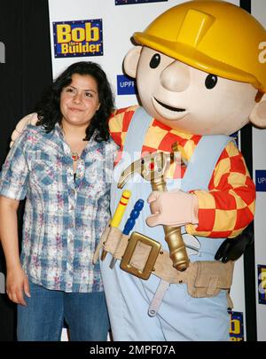 Nina Wadia arriva alla prima di "Bob The Builder: The Legend of the Golden Hammer" tenutasi a Vue Cinema Leicester Square. Il film è l'ultima impresa nel franchise Bob The Builder, che ha trovato popolarità in tutto il mondo da quando ha colpito per la prima volta schermi televisivi nel Regno Unito nel 1999 come uno spettacolo televisivo stop motion. Londra, Regno Unito. 05/15/10. Foto Stock