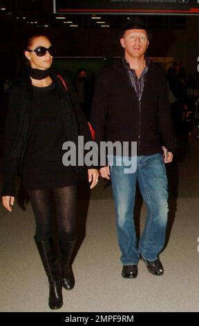 Esclusivo!! Il campione di tennis Boris Becker e Sharlely Kerssenberg arrivano all'Aeroporto Internazionale di Miami dopo un volo all'estero. I due si posarono per le foto e si fecero strada verso un veicolo in attesa. Boris aiutò un portiere a caricare i loro bagagli, compresi alcuni dei suoi bagagli, nel veicolo prima di partire. Miami, Florida. 3/28/09. Foto Stock