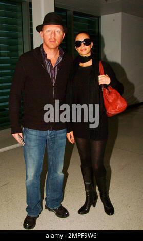 Esclusivo!! Il campione di tennis Boris Becker e Sharlely Kerssenberg arrivano all'Aeroporto Internazionale di Miami dopo un volo all'estero. I due si posarono per le foto e si fecero strada verso un veicolo in attesa. Boris aiutò un portiere a caricare i loro bagagli, compresi alcuni dei suoi bagagli, nel veicolo prima di partire. Miami, Florida. 3/28/09. Foto Stock