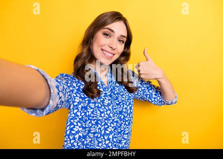 Foto di positivo bella signora influencer raccomandare nuovo boutique elegante vendita di abiti sconto isolato su sfondo giallo colore Foto Stock