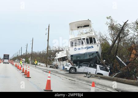 Fort Myers, FL, USA--13 ottobre 2022--le barche sfollate dall'uragano Ian sono viste in tutta la zona. Jocelyn Augustino/FEMA Foto Stock