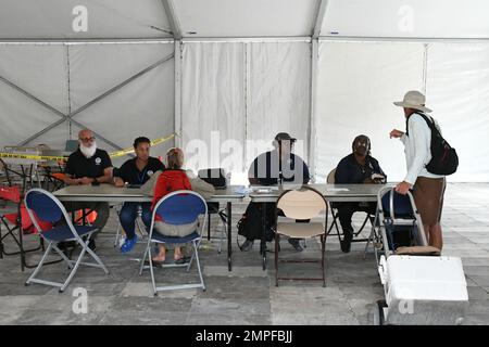 Fort Myers Beach, FL, USA--13 ottobre 2022--gli specialisti di assistenza di emergenza di FEMA parlano ai residenti locali circa l'assistenza di disastro. Jocelyn Augustino/FEMA Foto Stock