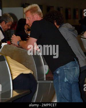 Boris Becker, insieme alla sua fidanzata Sharley Kersenberg, l'ex moglie Barbara Feltus e due figli Elias e Noah viaggiano attraverso l'aeroporto di Miami. La famiglia estesa sembrò essere abbastanza felice insieme e le due donne sembrarono essere comode in azienda di ciascuno-altri nonostante il fatto che Sharlely stava trasportando un libro di pianificazione di nozze. Miami, Florida 4/8/09. F Foto Stock