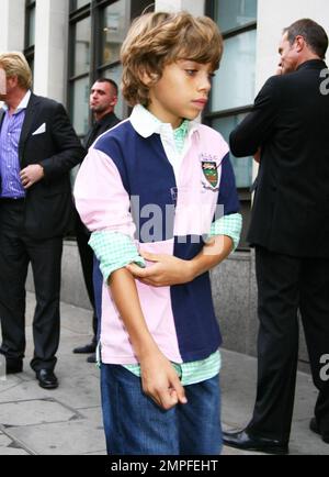 La stella tedesca del tennis Boris Becker arriva al Morton's Club di Londra per celebrare il 25th° anniversario della sua prima vittoria al prestigioso Wimbledon, che si dice sia il più antico torneo di tennis del mondo. Becker era accompagnato dalla sua famiglia, la moglie Sharlely 'Lilly' Kerssenberg e due dei loro figli, Noè, 16 ed Elias, 11. Sharlely, che ha dato alla luce il terzo figlio della coppia Amadeus solo cinque mesi fa sembrava sbalorditivo in un mini abito marrone, mentre i ragazzi guardavano affilati in giacche e jeans. Il Campionato Wimbledon 2010 è attualmente in corso. Londra, Regno Unito. 06/29/10. Foto Stock