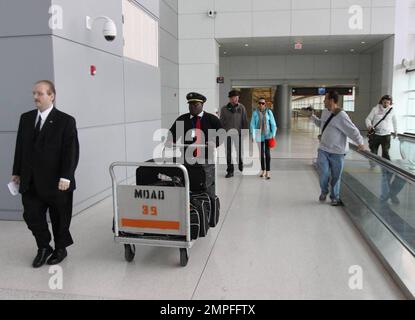Esclusivo!! Boris Becker e Sharlely Kerssenberg, recentemente impegnati, arrivano all'aeroporto di Miami. Sharlely mostrò un cuore di pelliccia rossa con le parole 'Ich Leibe Dich'. Inoltre ha portato un anello grande del diamante anche se era sul dito medio della sua mano sinistra. Boris ha capovolto il ragazzo del bagaglio con una ventina di nota della libbra, Miami, FL, 3/2/09. Foto Stock