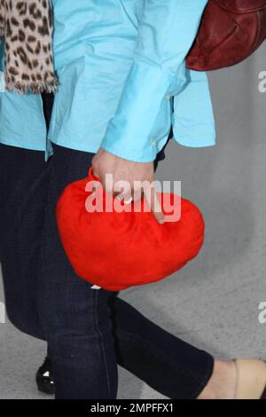 Esclusivo!! Boris Becker e Sharlely Kerssenberg, recentemente impegnati, arrivano all'aeroporto di Miami. Sharlely mostrò un cuore di pelliccia rossa con le parole 'Ich Leibe Dich'. Inoltre ha portato un anello grande del diamante anche se era sul dito medio della sua mano sinistra. Boris ha capovolto il ragazzo del bagaglio con una ventina di nota della libbra, Miami, FL, 3/2/09. Foto Stock