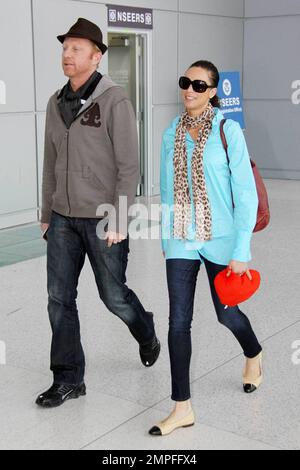 Esclusivo!! Boris Becker e Sharlely Kerssenberg, recentemente impegnati, arrivano all'aeroporto di Miami. Sharlely mostrò un cuore di pelliccia rossa con le parole 'Ich Leibe Dich'. Inoltre ha portato un anello grande del diamante anche se era sul dito medio della sua mano sinistra. Boris ha capovolto il ragazzo del bagaglio con una ventina di nota della libbra, Miami, FL, 3/2/09. Foto Stock