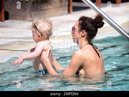 Tennis tedesco, l'asso Boris Becker, la moglie Sharlely e il figlio Amadeus godono del sole a bordo piscina in un hotel di lusso a Miami Beach. Boris ha anche contribuito a promuovere la linea di abbigliamento Fancy di Son Noah indossando una delle t-shirt, Miami Beach, Florida. 03/03/11. Foto Stock